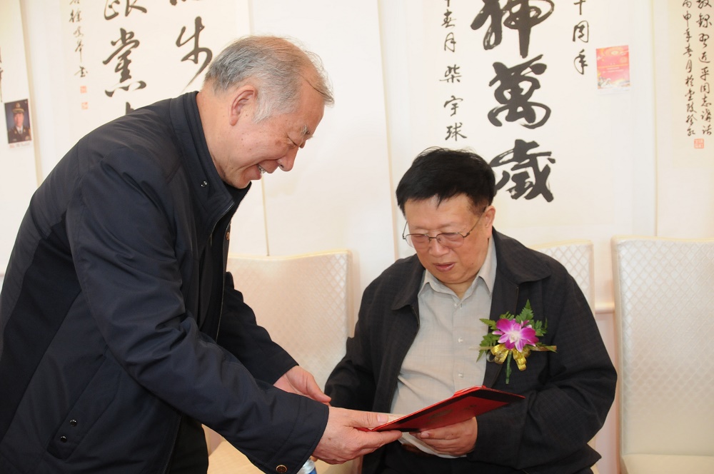肖汉涛会长向原沈阳军区司令员钱国?上将赠送聘书