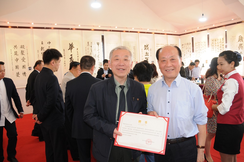 肖汉涛会长赠送聘书后与原南京军区副司令员徐承云合影